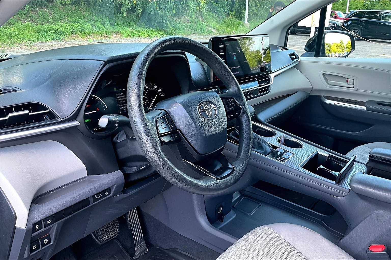 2022 Toyota Sienna LE - Photo 8