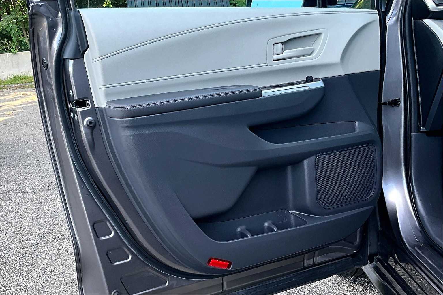2022 Toyota Sienna LE - Photo 9