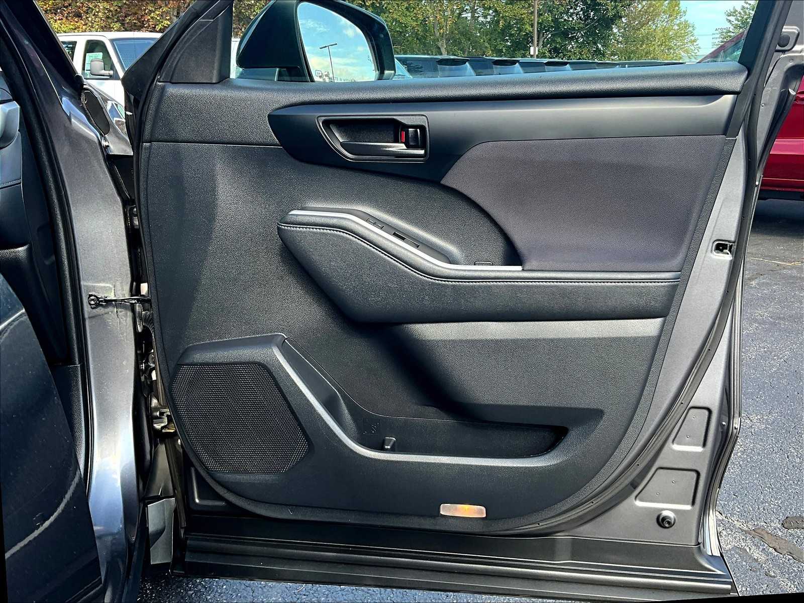 2021 Toyota Highlander LE - Photo 12