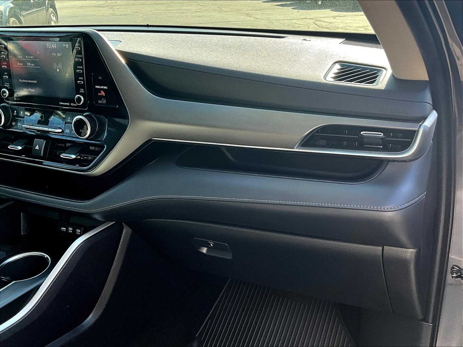 2021 Toyota Highlander LE - Photo 13