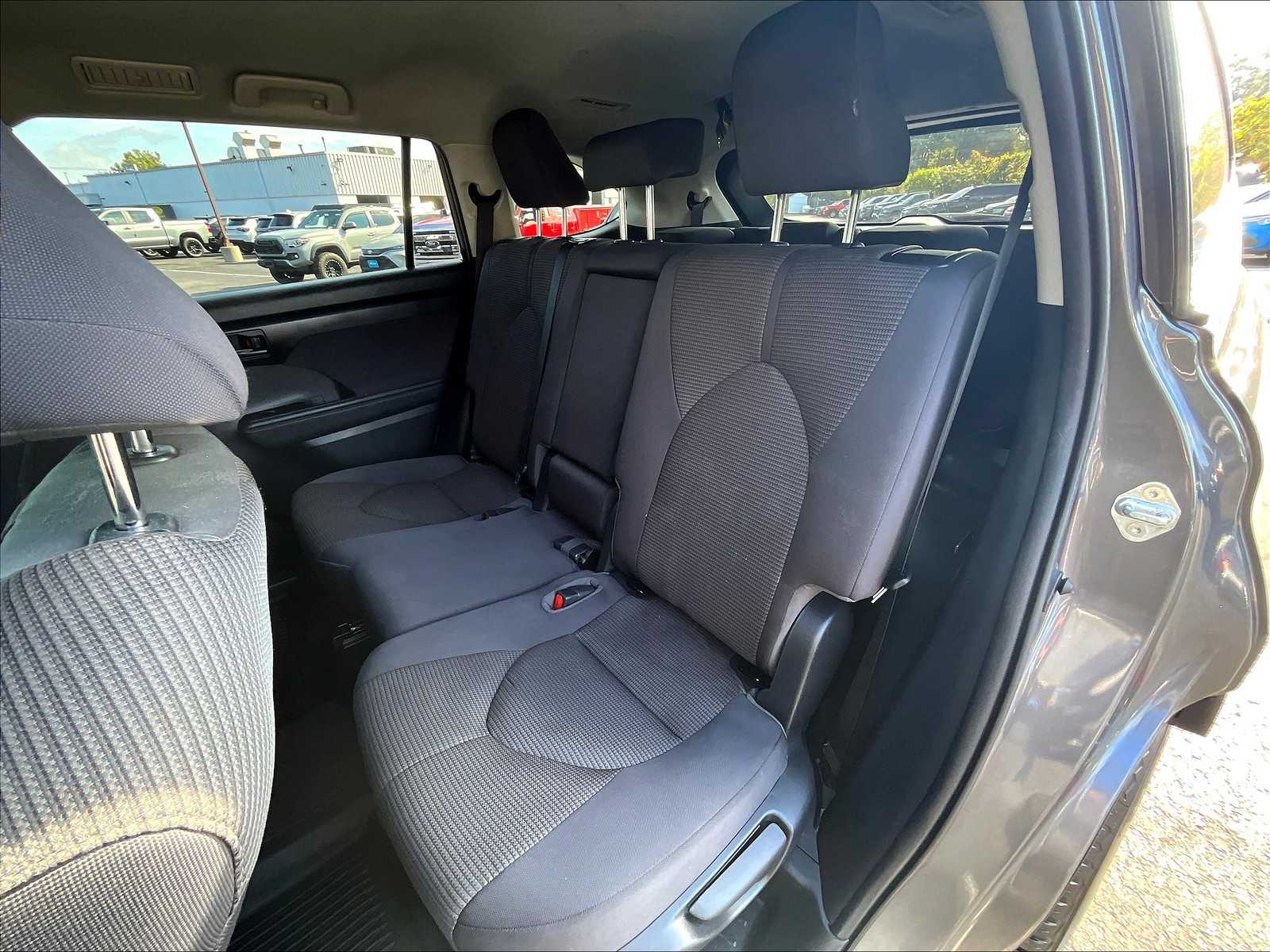 2021 Toyota Highlander LE - Photo 14