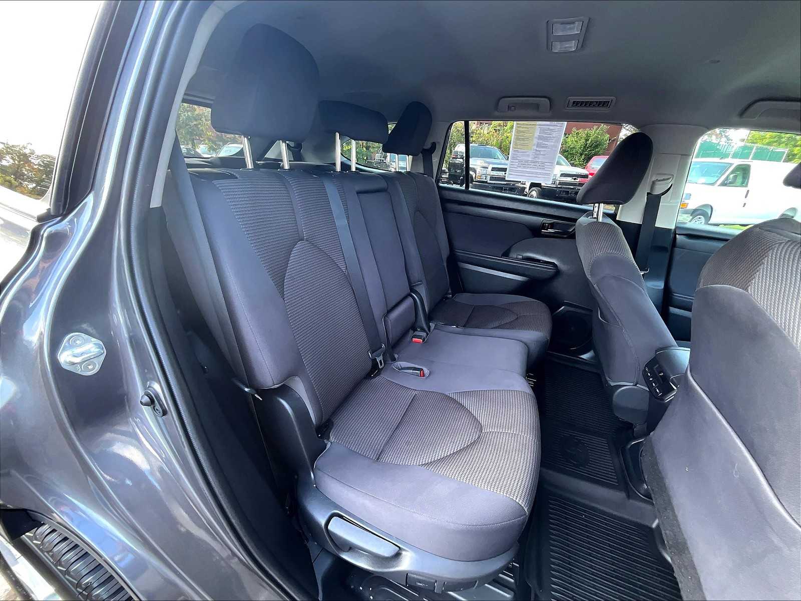 2021 Toyota Highlander LE - Photo 15