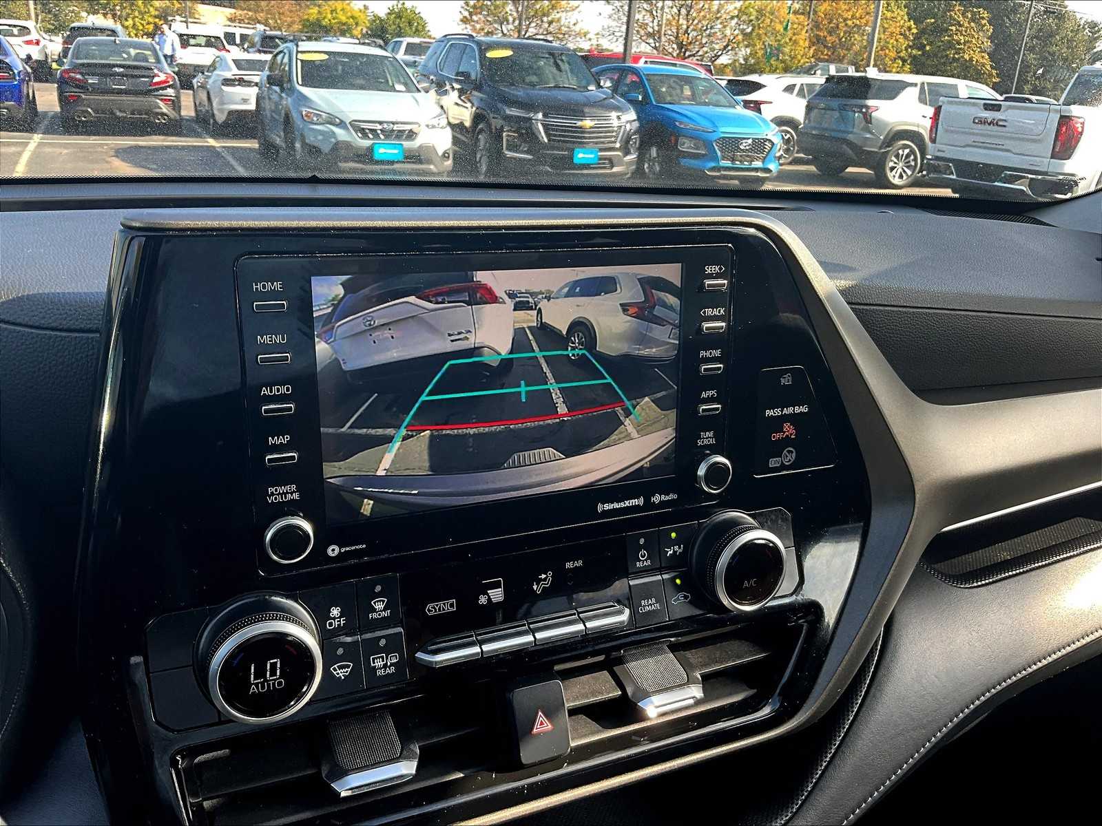 2021 Toyota Highlander LE - Photo 18