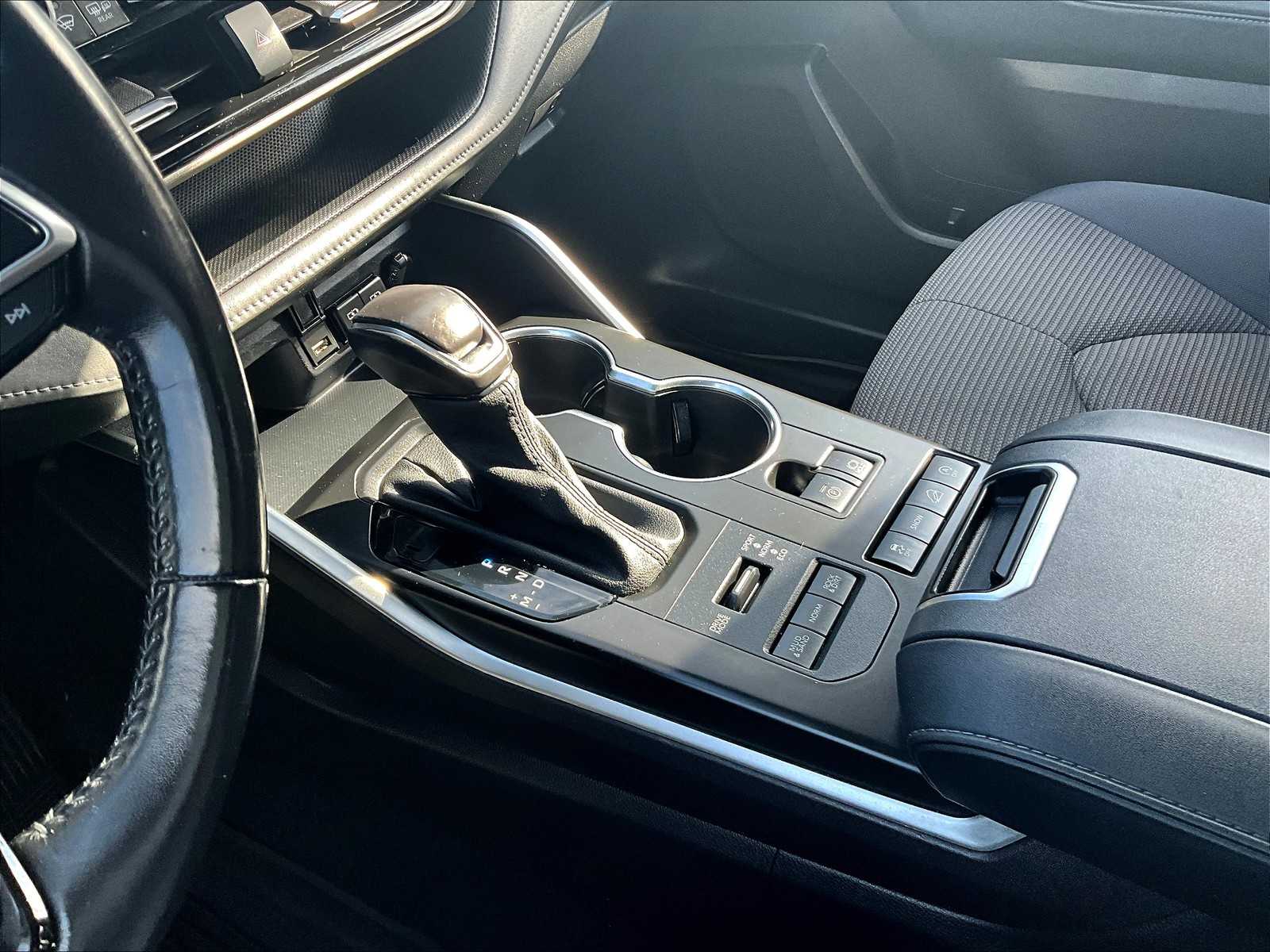 2021 Toyota Highlander LE - Photo 19