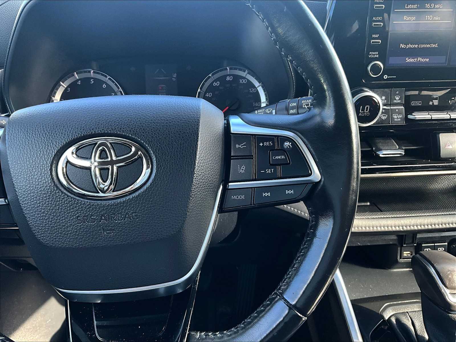 2021 Toyota Highlander LE - Photo 24