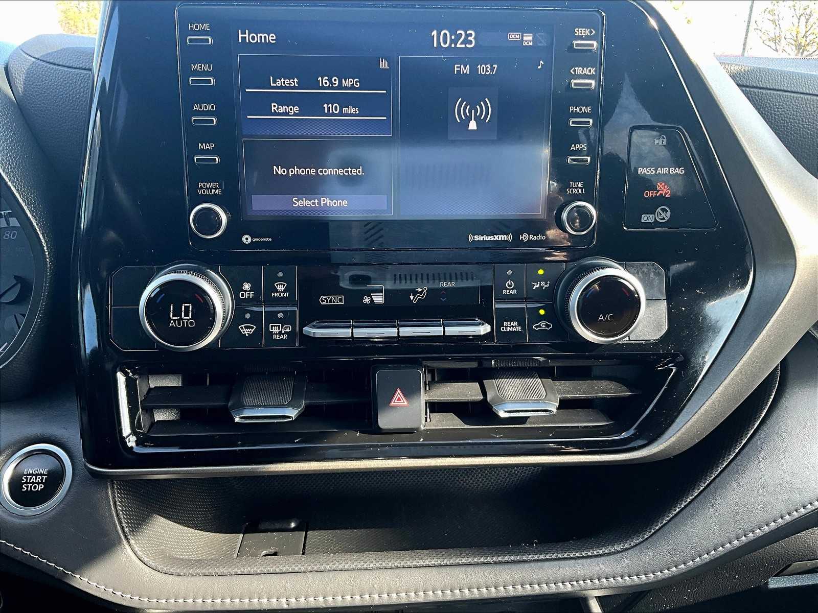 2021 Toyota Highlander LE - Photo 26
