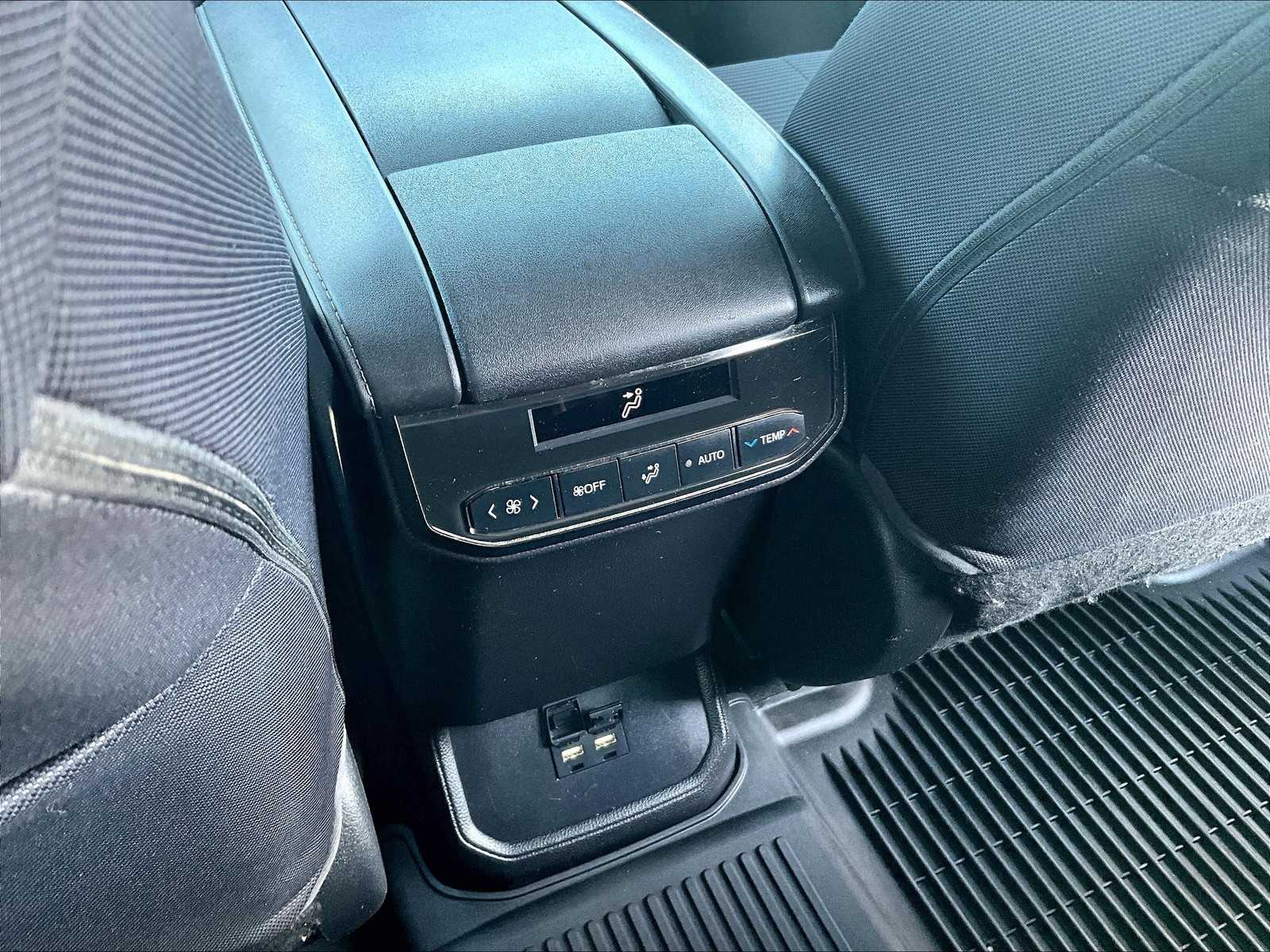 2021 Toyota Highlander LE - Photo 28
