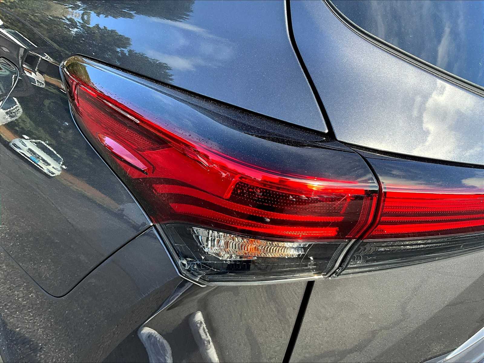 2021 Toyota Highlander LE - Photo 32