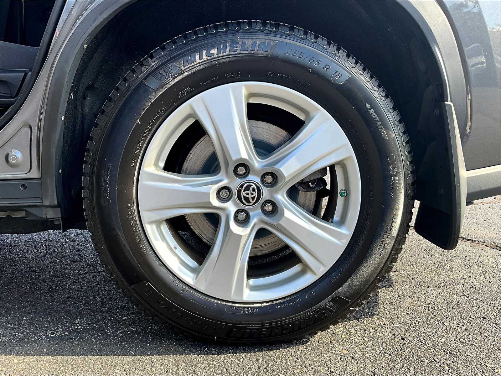 2021 Toyota Highlander LE - Photo 7