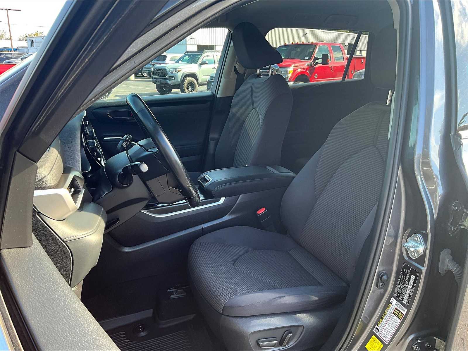 2021 Toyota Highlander LE - Photo 10