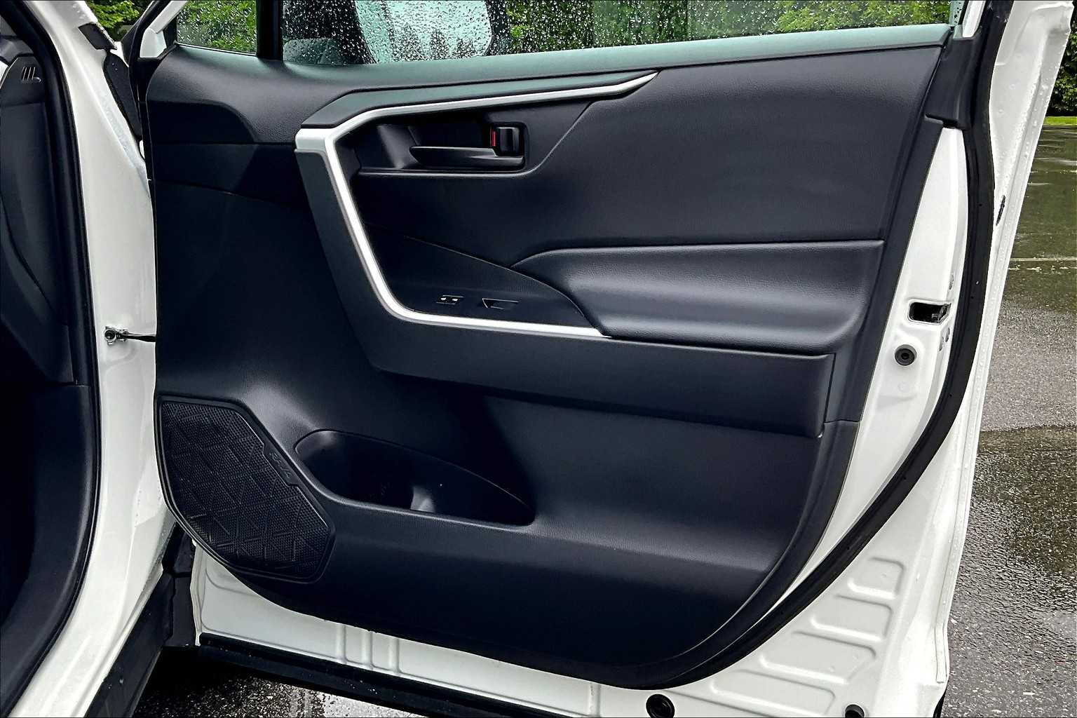 2024 Toyota RAV4 LE - Photo 12