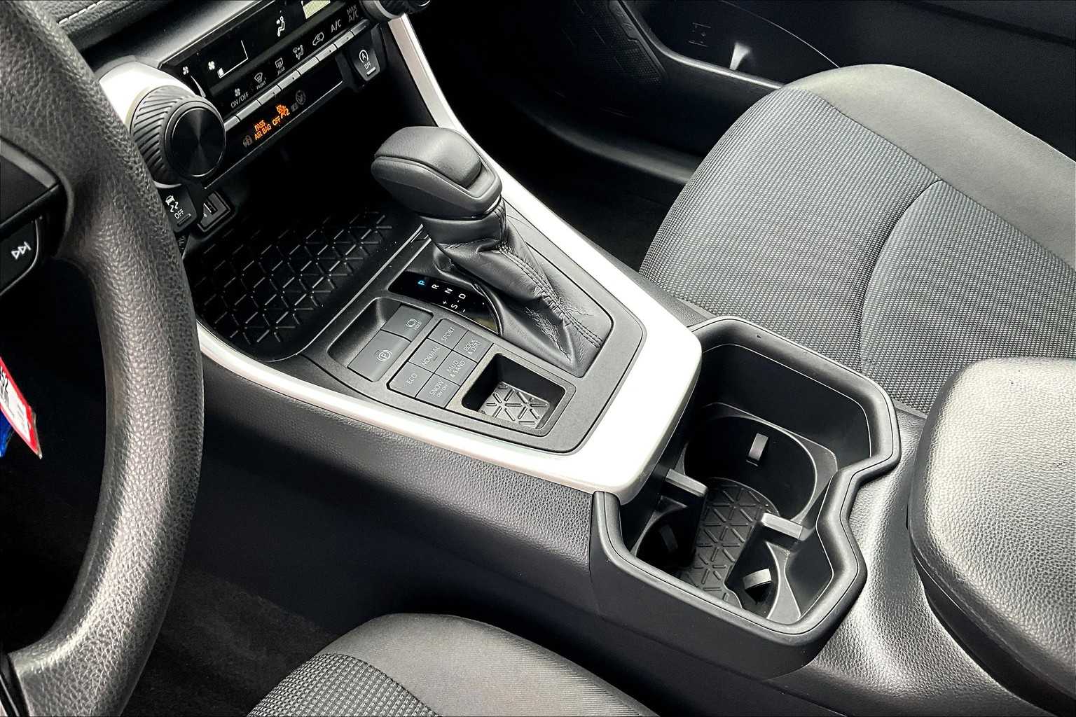 2024 Toyota RAV4 LE - Photo 20