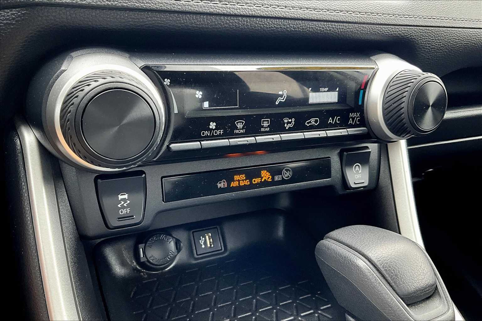 2024 Toyota RAV4 LE - Photo 26
