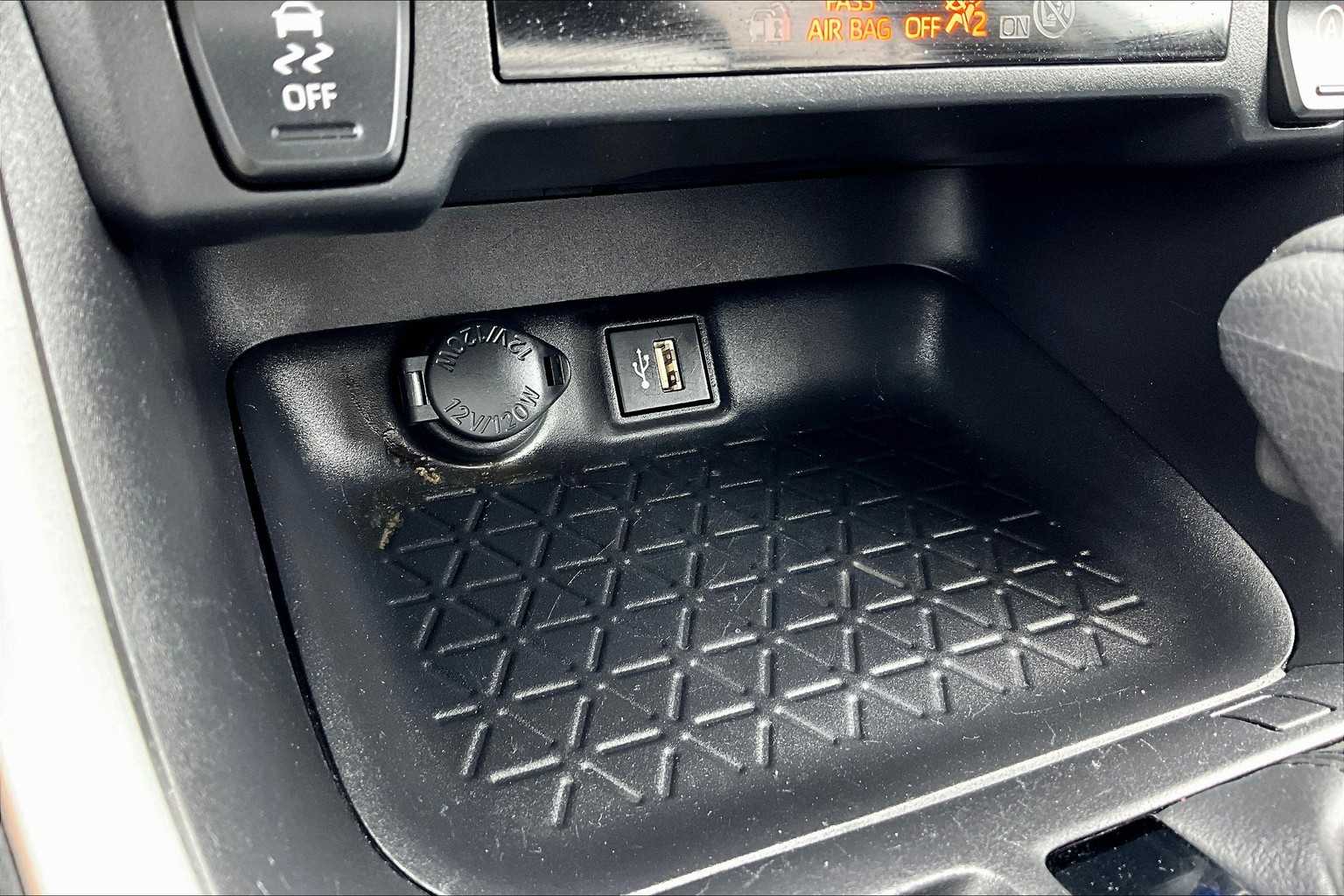 2024 Toyota RAV4 LE - Photo 27