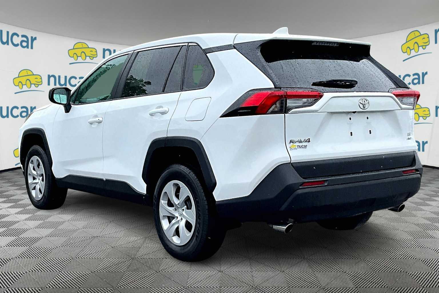 2024 Toyota RAV4 LE - Photo 4