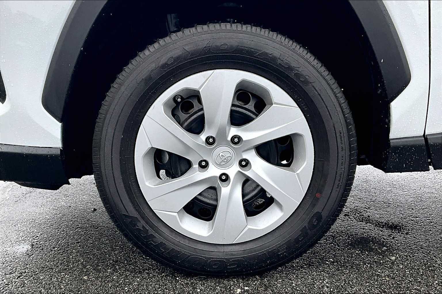 2024 Toyota RAV4 LE - Photo 7
