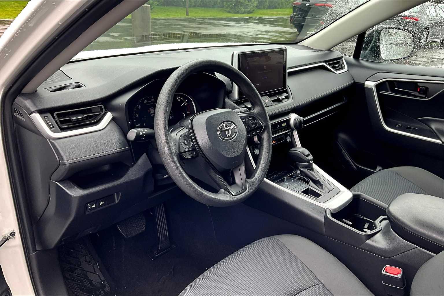 2024 Toyota RAV4 LE - Photo 8