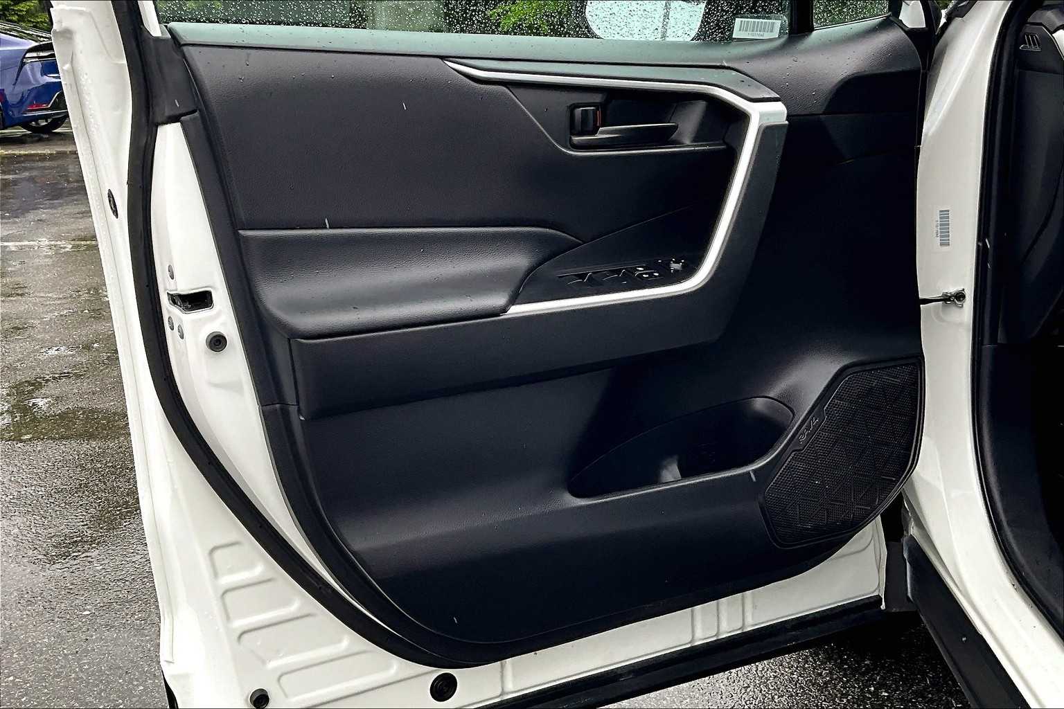 2024 Toyota RAV4 LE - Photo 9