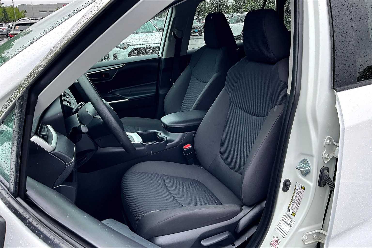 2024 Toyota RAV4 LE - Photo 10