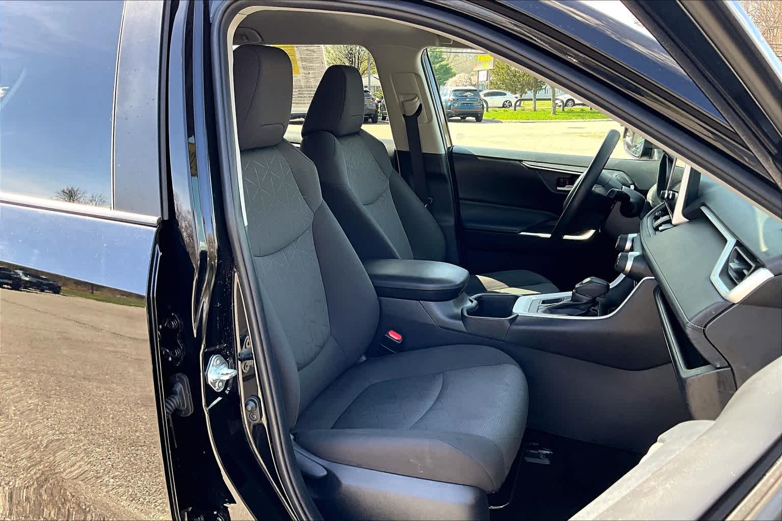 2024 Toyota RAV4 XLE - Photo 11