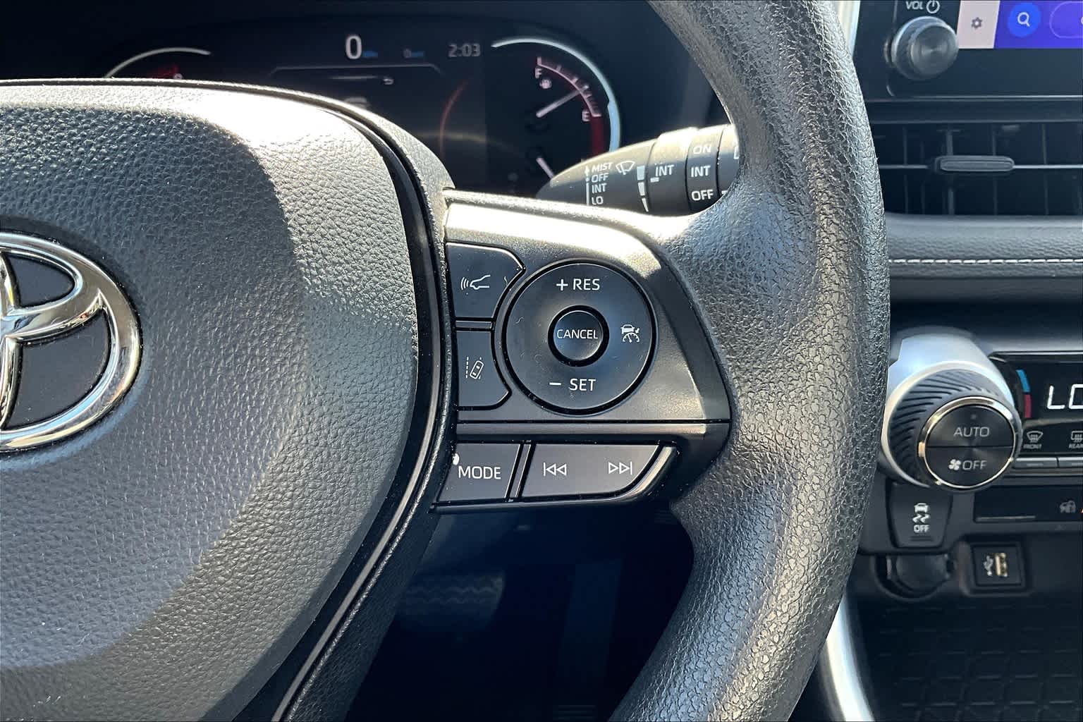 2024 Toyota RAV4 XLE - Photo 24