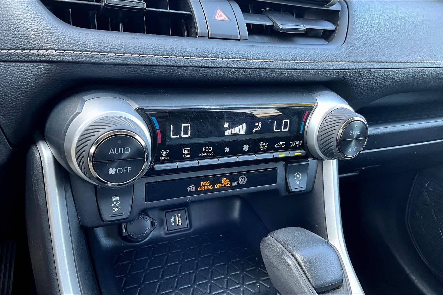 2024 Toyota RAV4 XLE - Photo 26