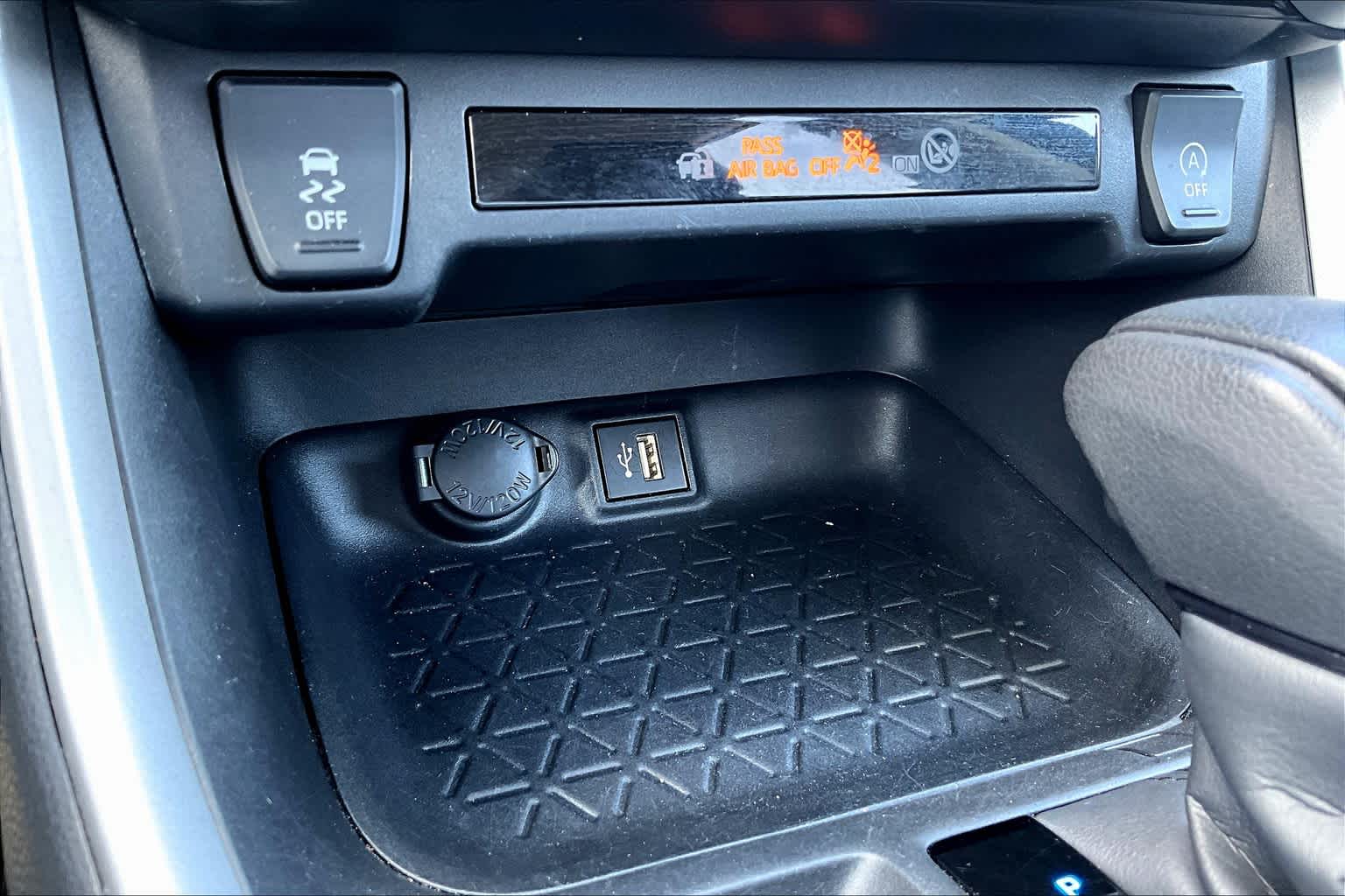 2024 Toyota RAV4 XLE - Photo 27