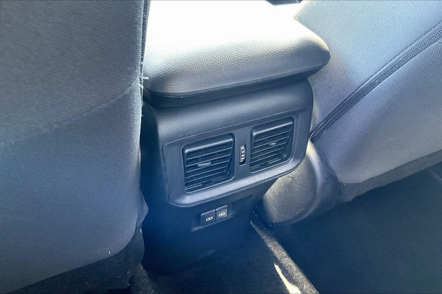 2024 Toyota RAV4 XLE - Photo 28