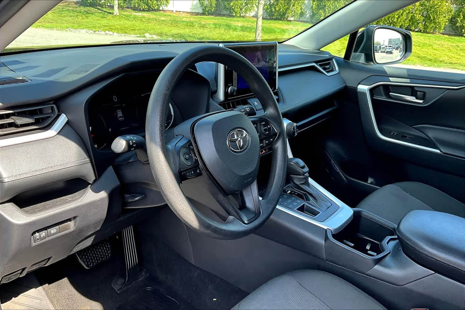 2024 Toyota RAV4 XLE - Photo 8