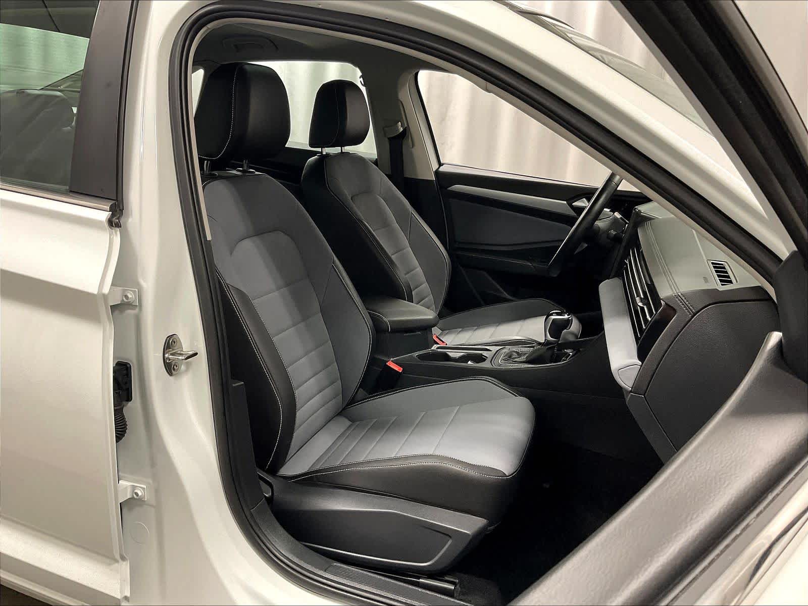 2025 Volkswagen Jetta SE - Photo 11