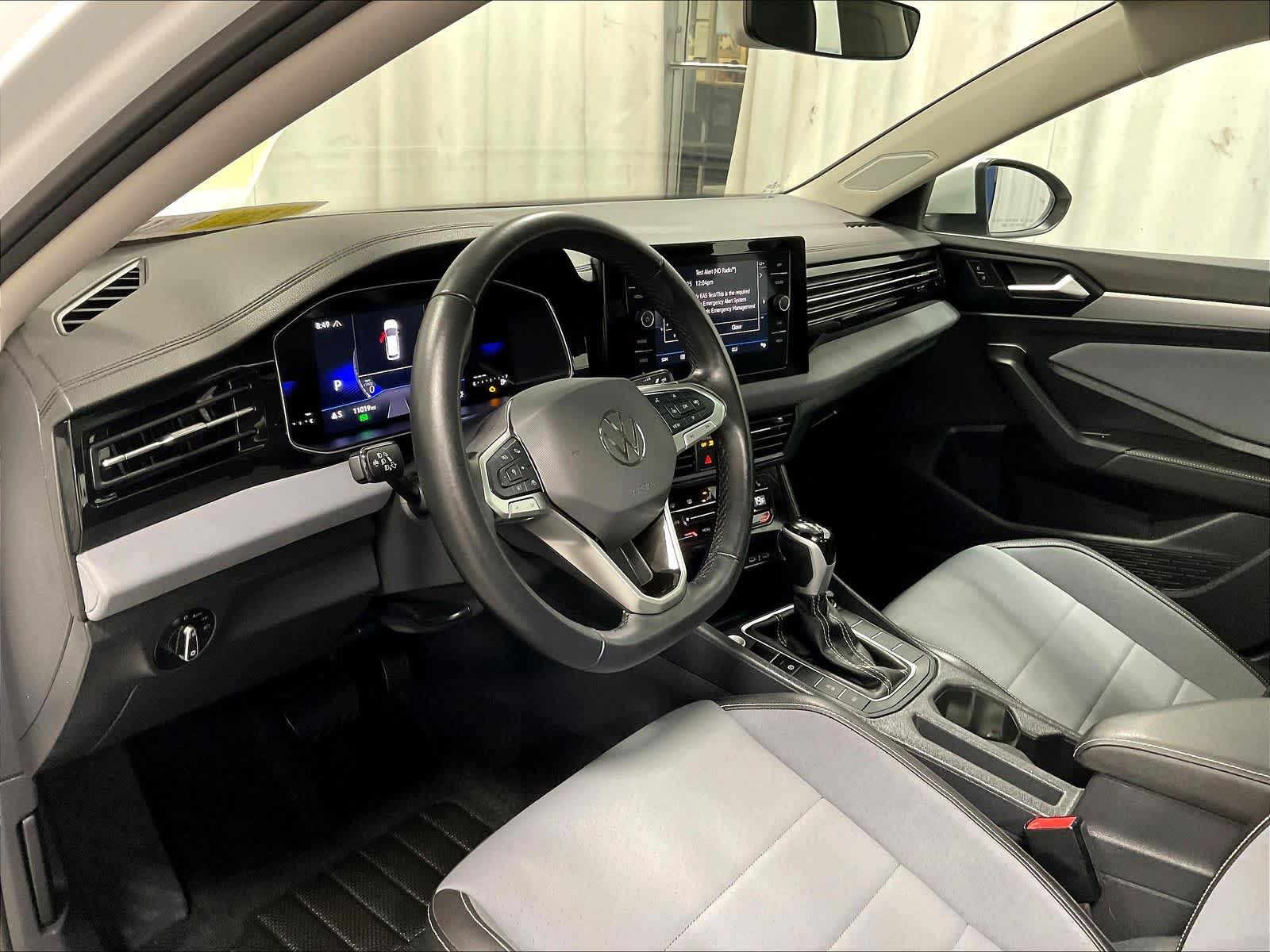 2025 Volkswagen Jetta SE - Photo 8