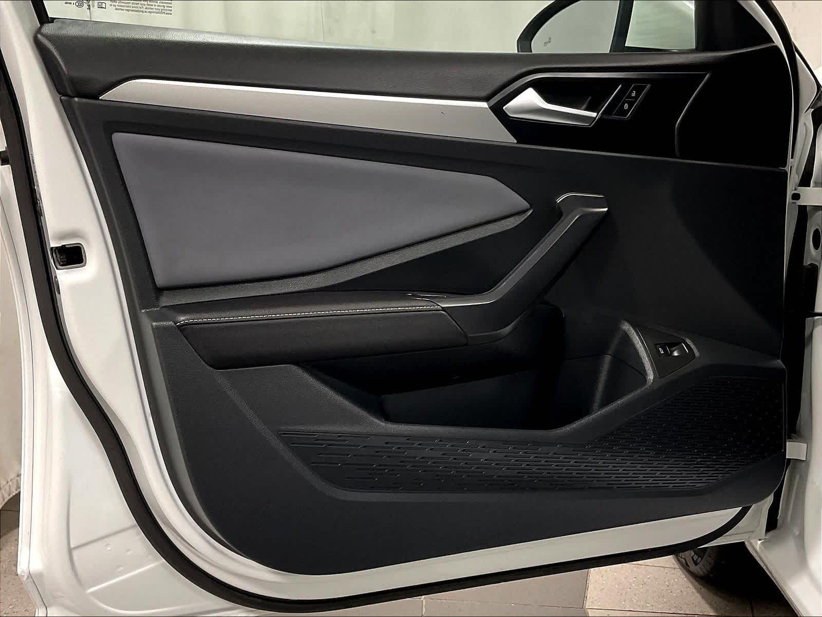 2025 Volkswagen Jetta SE - Photo 9