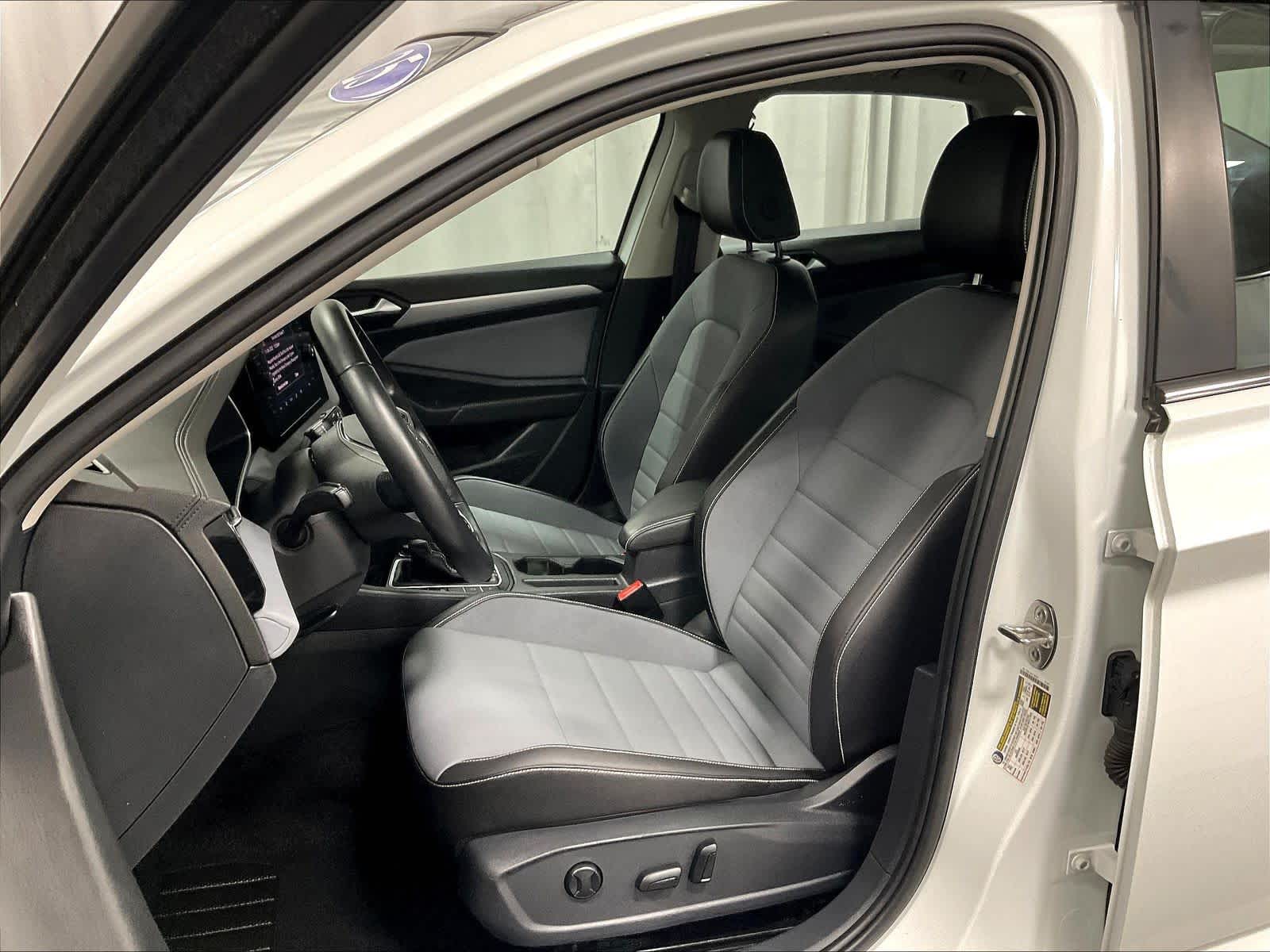 2025 Volkswagen Jetta SE - Photo 10