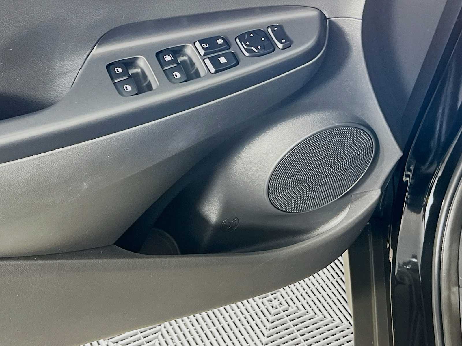 2023 Hyundai Kona SE - Photo 18