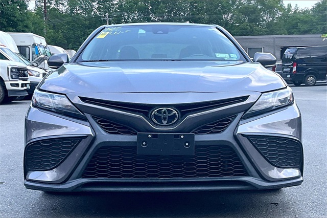 2022 Toyota Camry SE - Photo 2