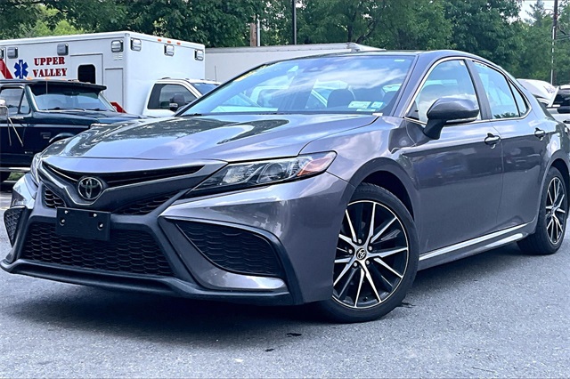 2022 Toyota Camry SE - Photo 3