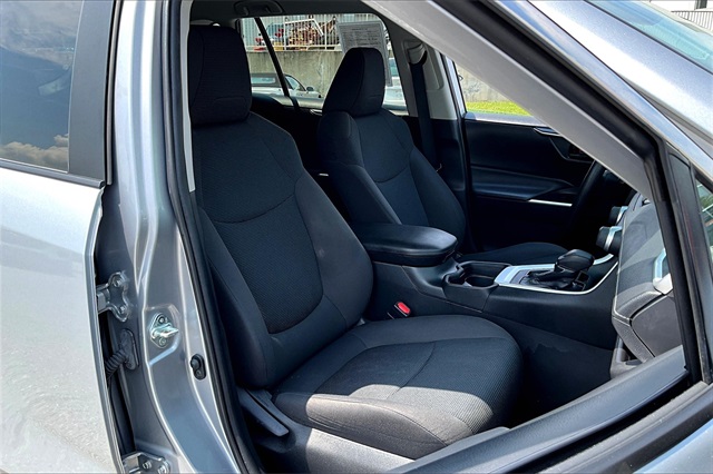 2021 Toyota RAV4 LE - Photo 11