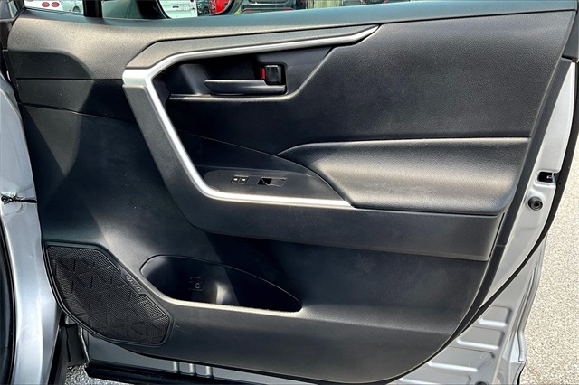 2021 Toyota RAV4 LE - Photo 12