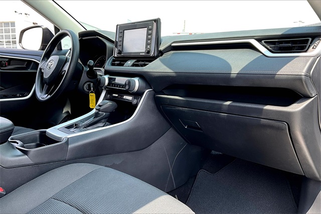 2021 Toyota RAV4 LE - Photo 13