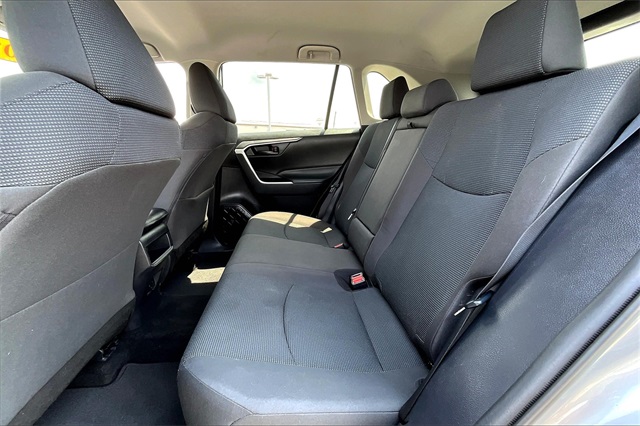2021 Toyota RAV4 LE - Photo 14