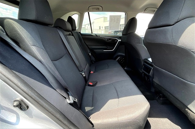 2021 Toyota RAV4 LE - Photo 15
