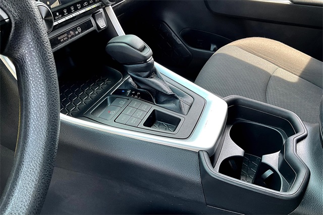2021 Toyota RAV4 LE - Photo 19