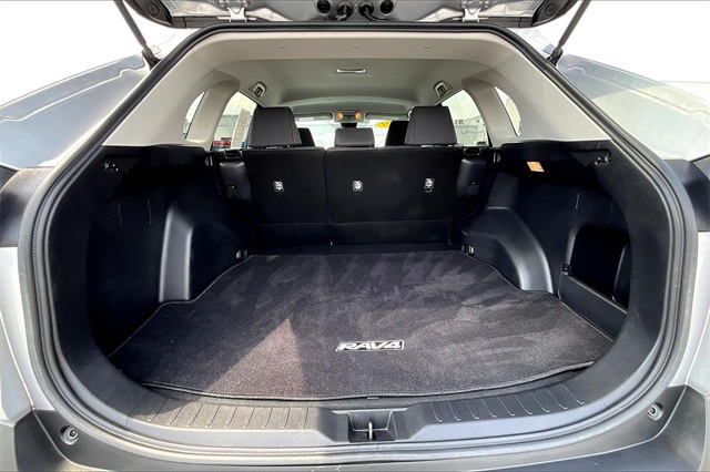 2021 Toyota RAV4 LE - Photo 23