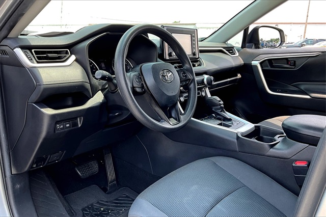 2021 Toyota RAV4 LE - Photo 8