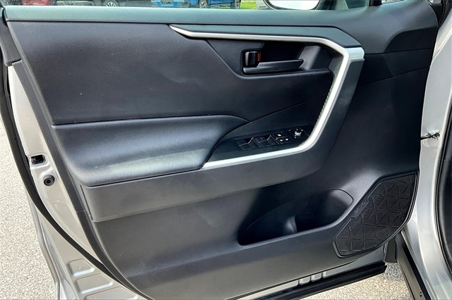2021 Toyota RAV4 LE - Photo 9