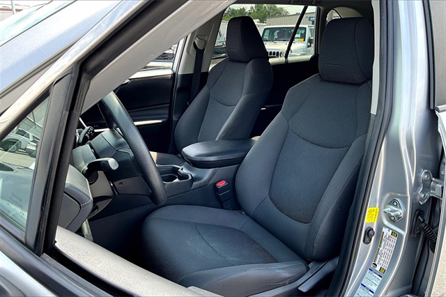 2021 Toyota RAV4 LE - Photo 10