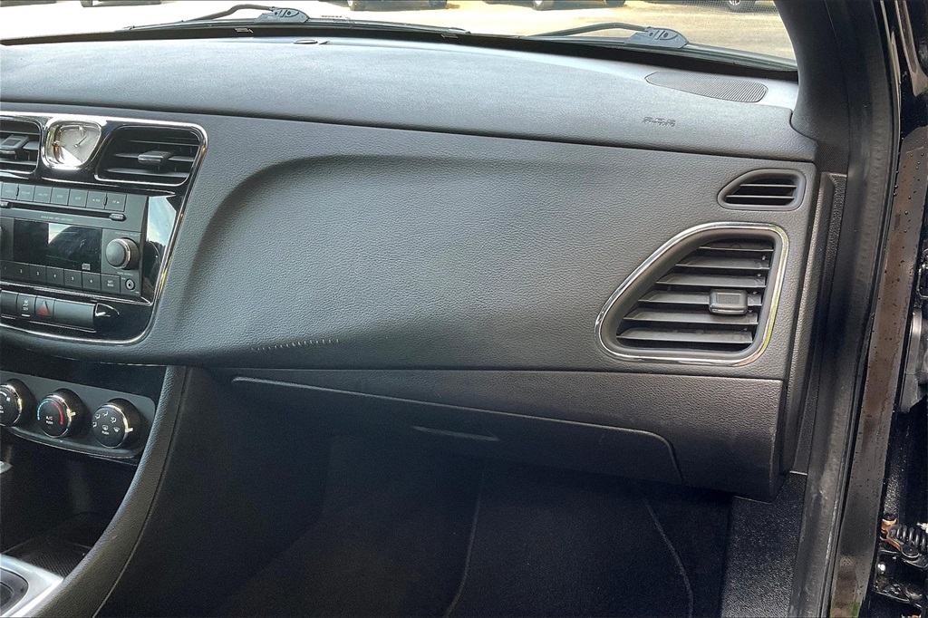 2012 Chrysler 200 LX - Photo 13