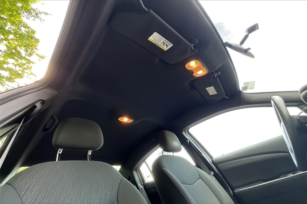 2012 Chrysler 200 LX - Photo 7