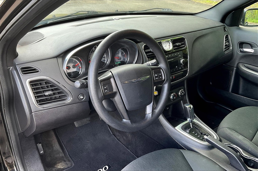 2012 Chrysler 200 LX - Photo 8