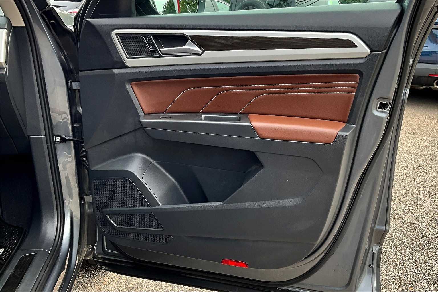 2023 Volkswagen Atlas 3.6L V6 SE w/Technology - Photo 12